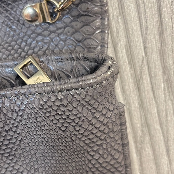 Urban Expressions Grey & Gold Crossbody Purse Clutch with Chain Faux Alligator - Picture 10 of 11